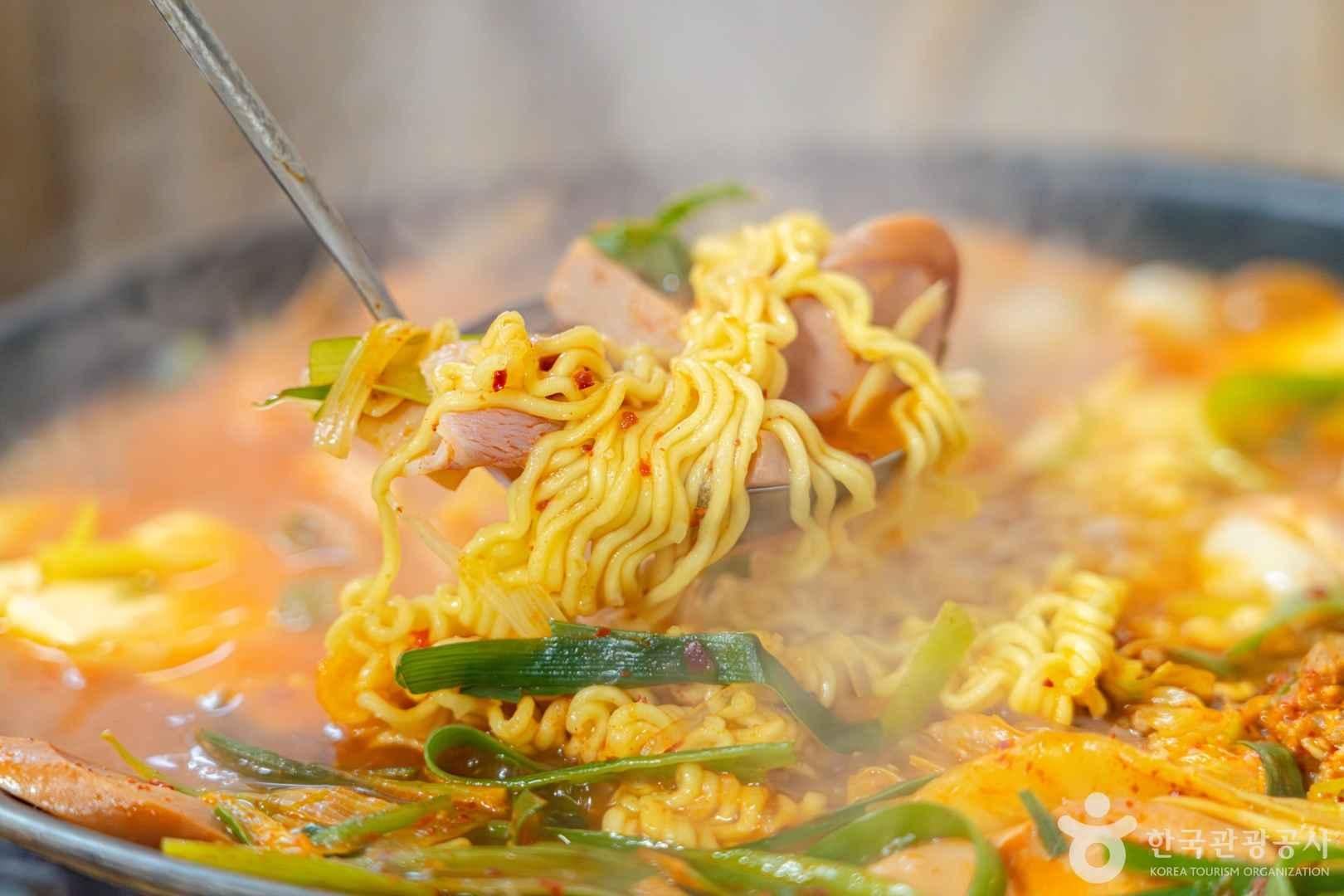 Budaejjigae (Sausage Jjigae)