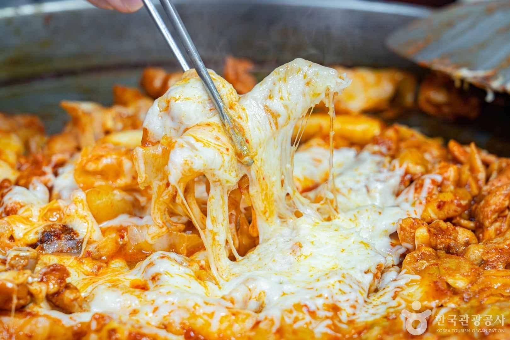 Dakgalbi (Spicy Stir-Fried Chicken)