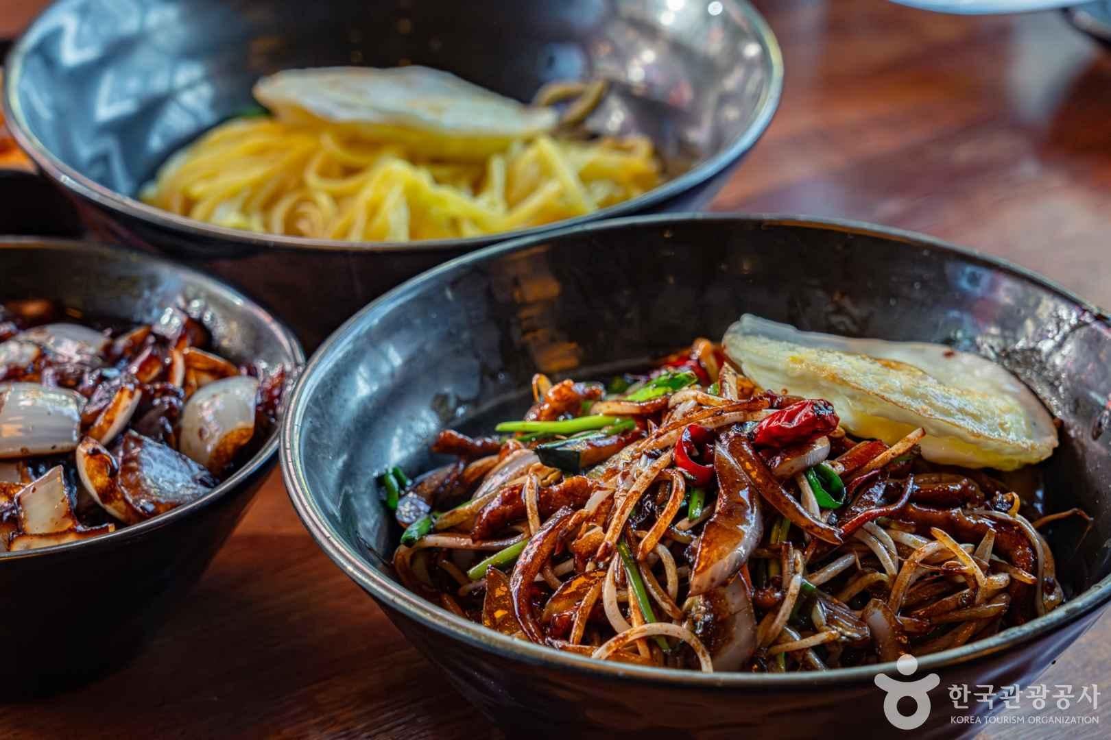 Jjajangmyeon (Black Bean Sauce Noodles)